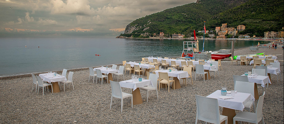 09-Aperitivo-in-riva-al-mare.jpg